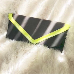 Steve Madden Clutch 💚